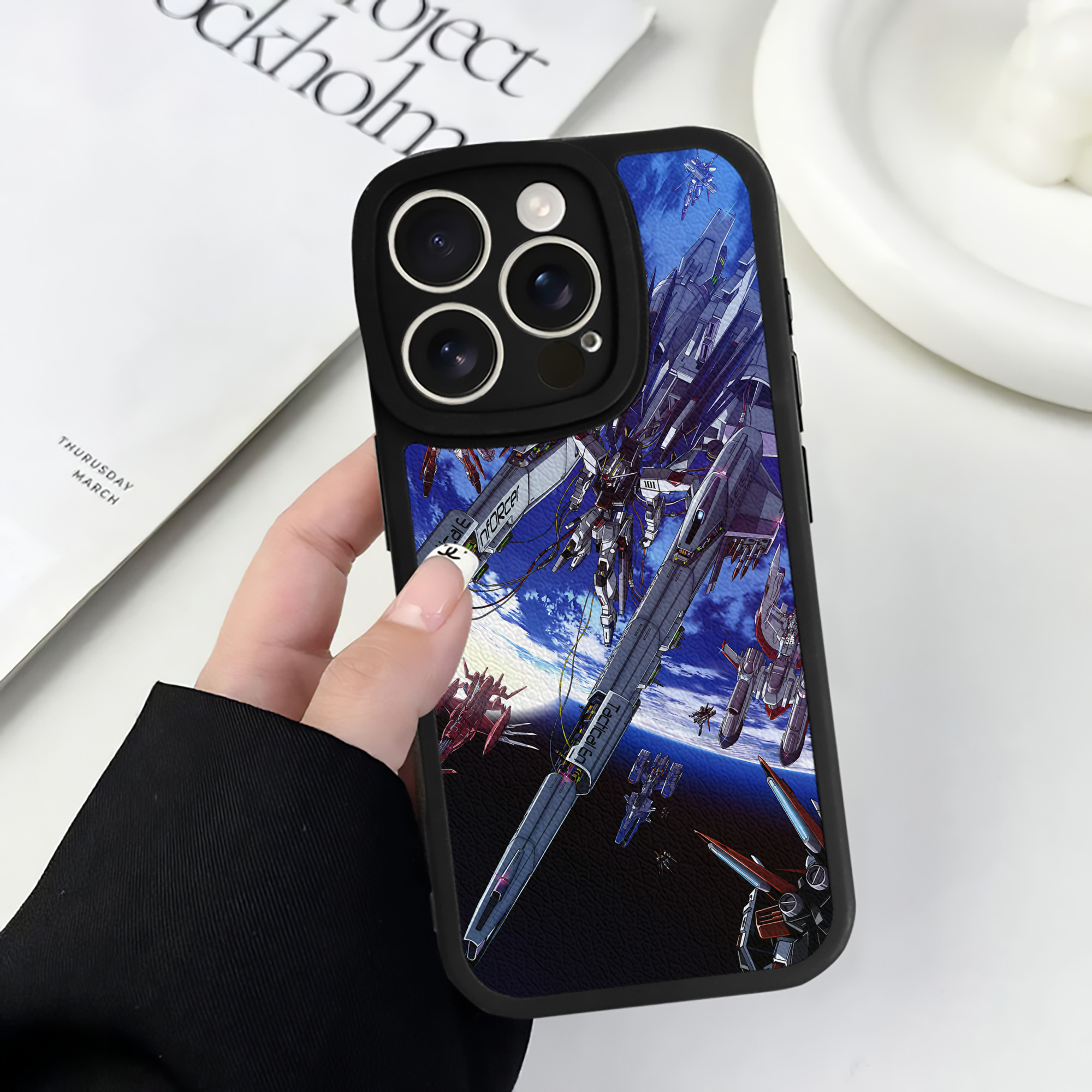 （画像用） 機動戦士ガンダム Mobile Suit Gundam 【iPhone 16シリーズ対応】シリコンスマホケース（レザー調） 材質：シリコン